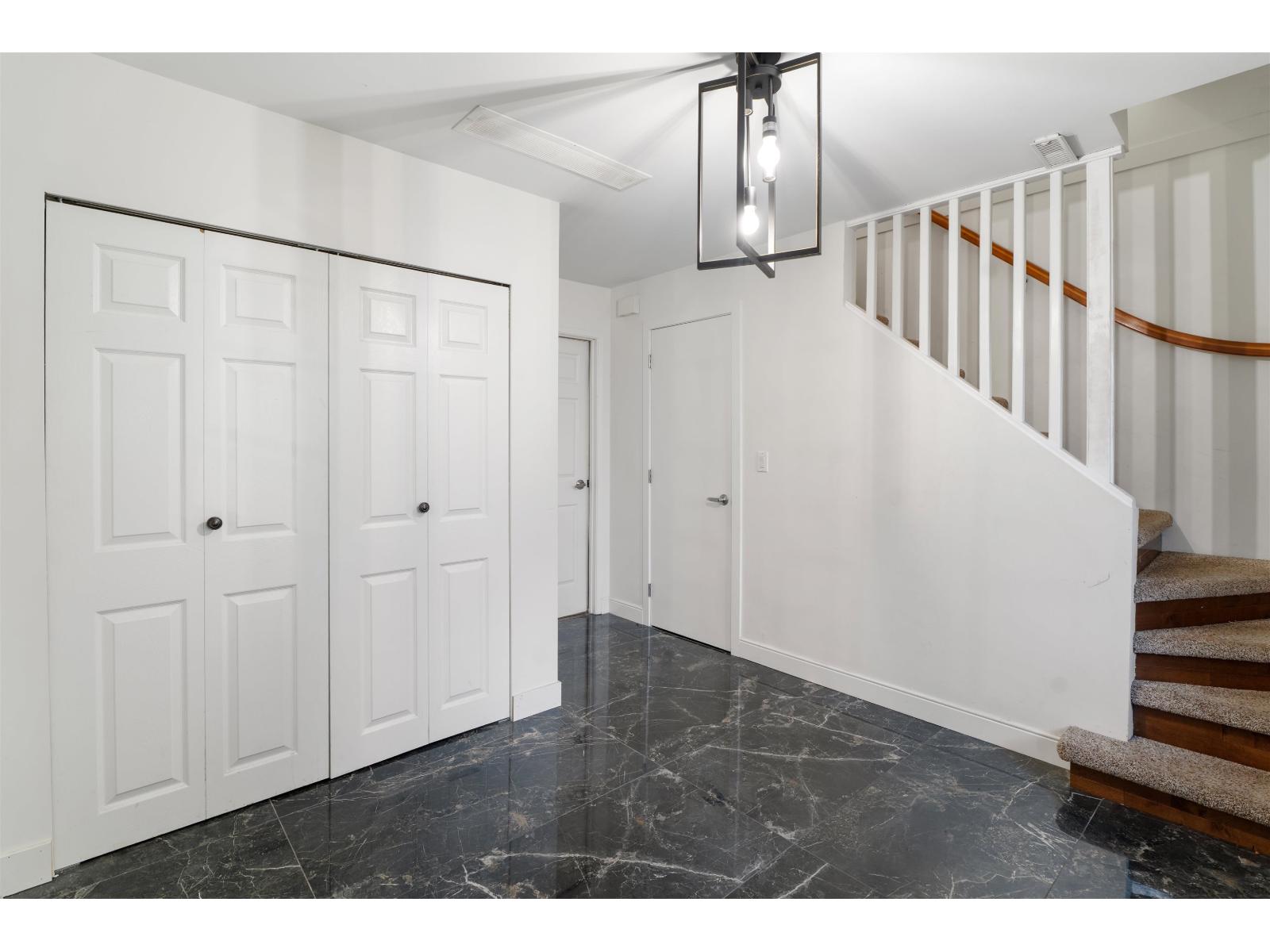 13822 92a Avenue, Surrey, British Columbia  V3V 6Y6 - Photo 5 - R3097006