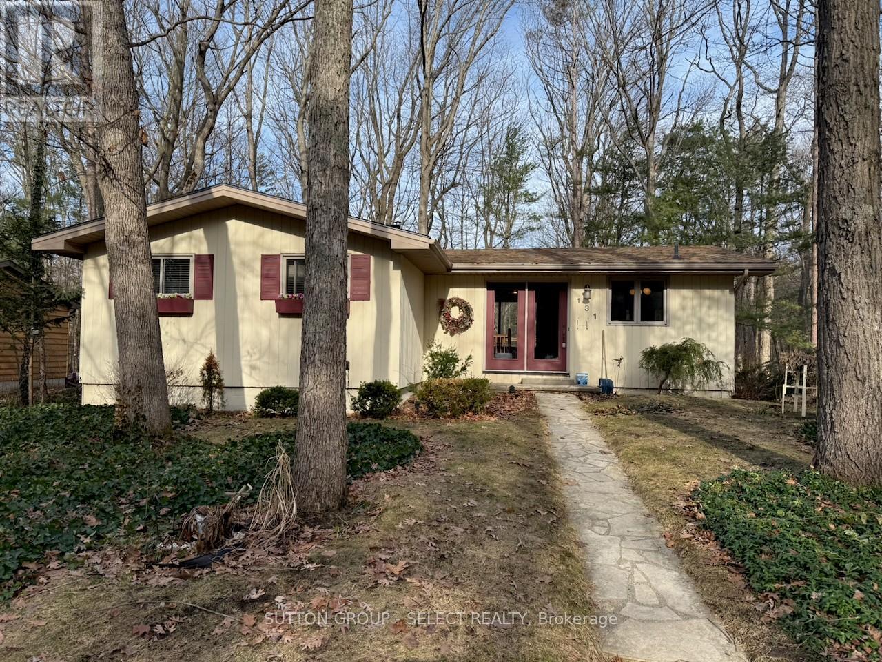 10296 Pines Parkway, Lambton Shores, Ontario  N0M 1T0 - Photo 1 - X12862576