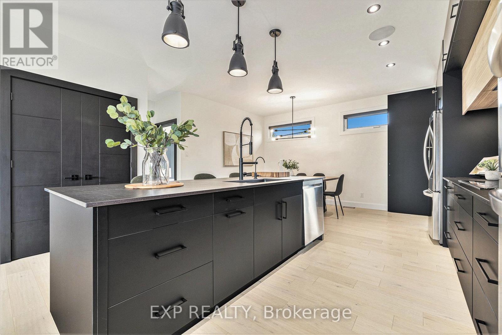 1056 Notre Dame Street, Russell, Ontario  K0A 1W0 - Photo 11 - X12862504