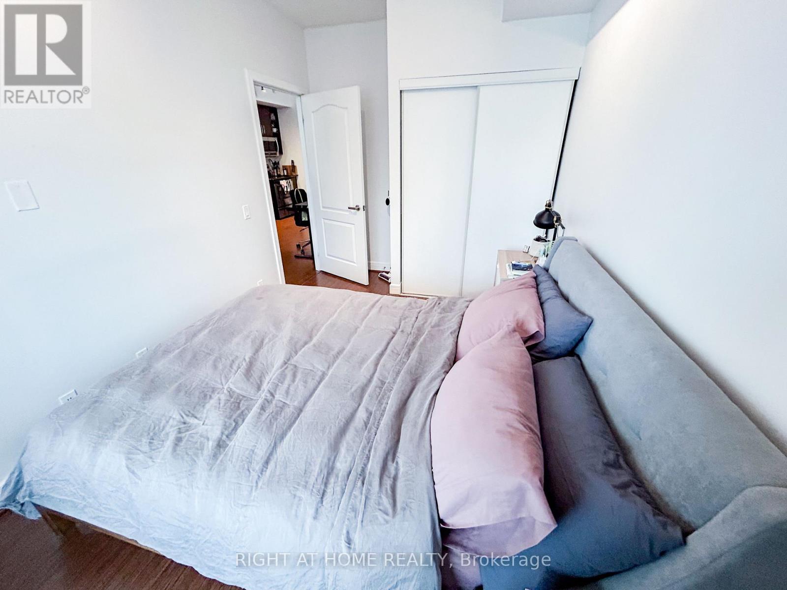 1006 - 116 George Street, Toronto, Ontario  M5A 2M5 - Photo 11 - C12862432