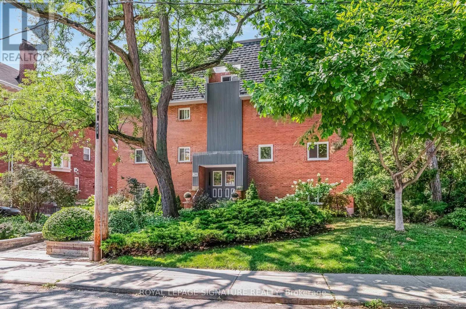 8 - 28 ADMIRAL ROAD, Toronto, Ontario