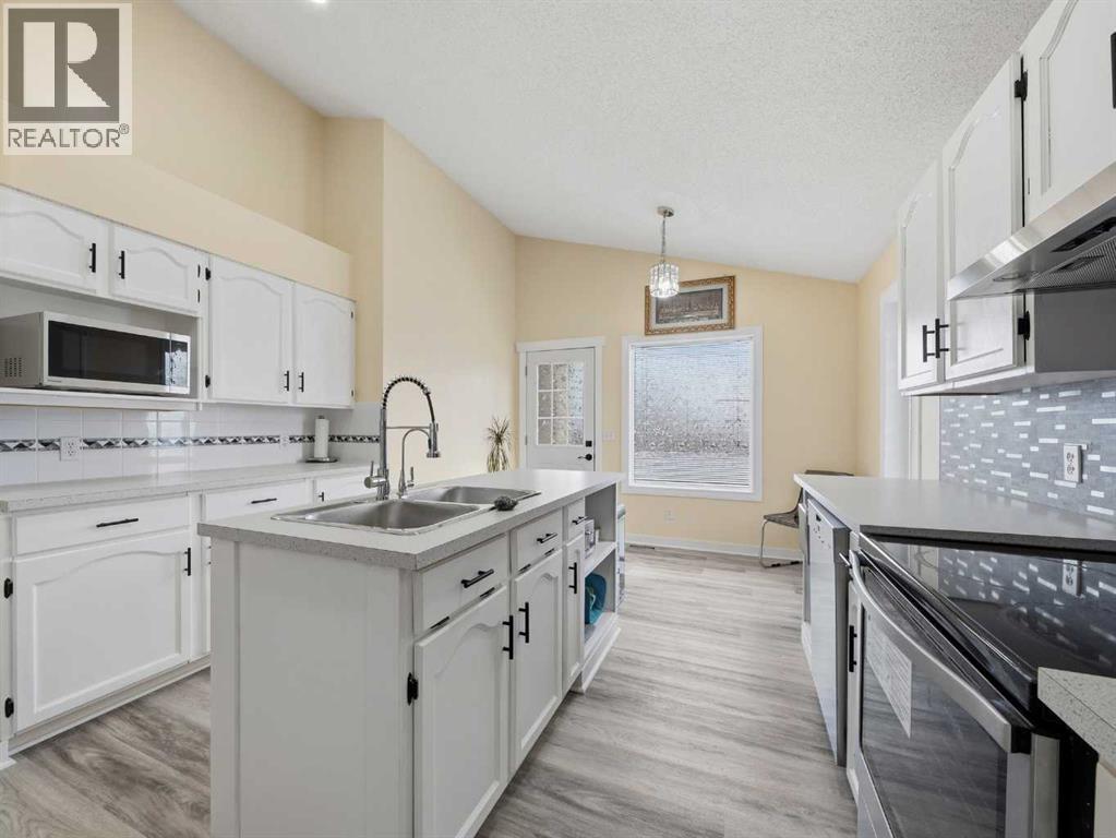 109 Somerset Close Sw, Calgary, Alberta  T2Y 3C4 - Photo 9 - A2282793