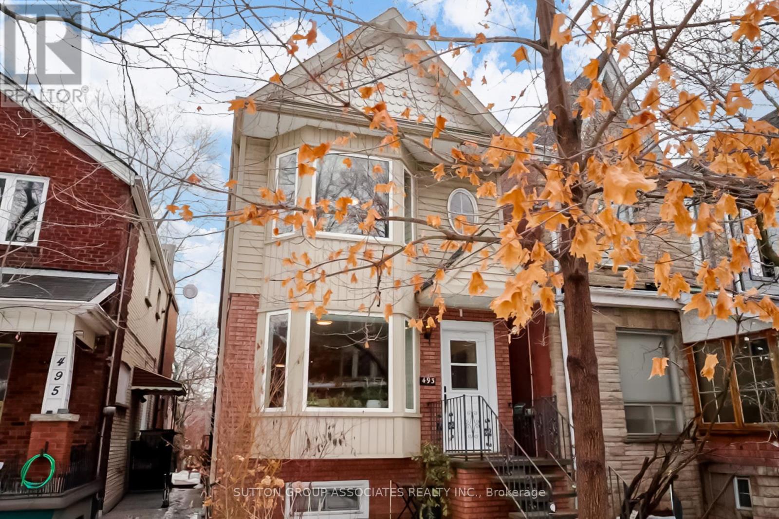 <div class="slider-price">$1,699,000</div><p>493 Clinton Street, Toronto, Ontario</p>