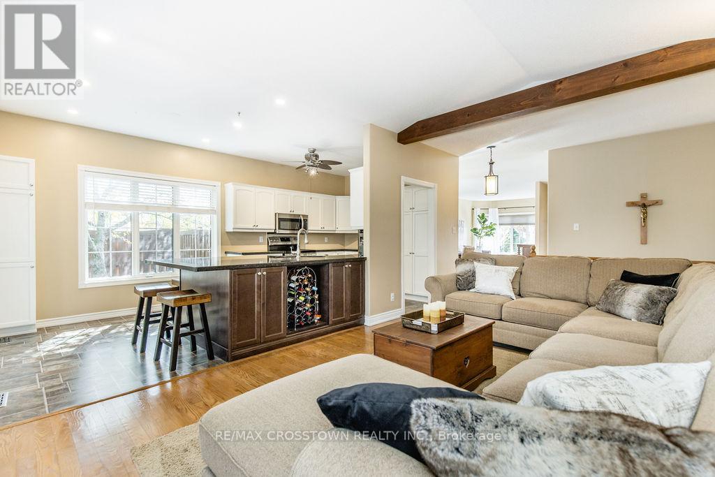 1 Bloxham Place, Barrie (Innis-Shore), Ontario  L4N 9K3 - Photo 14 - S12862596