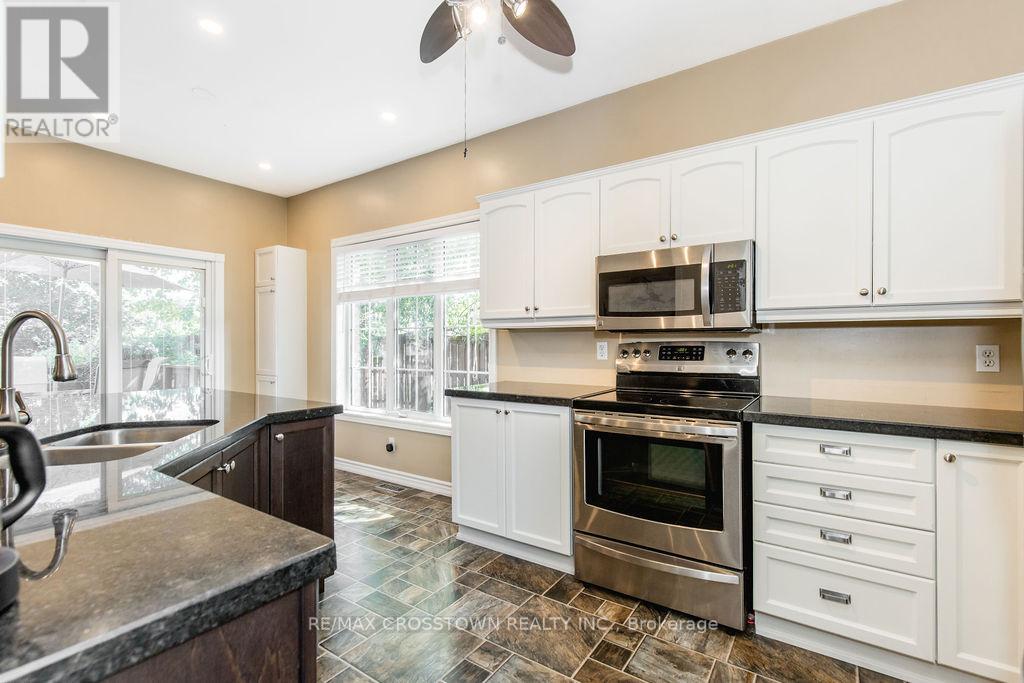 1 Bloxham Place, Barrie (Innis-Shore), Ontario  L4N 9K3 - Photo 16 - S12862596