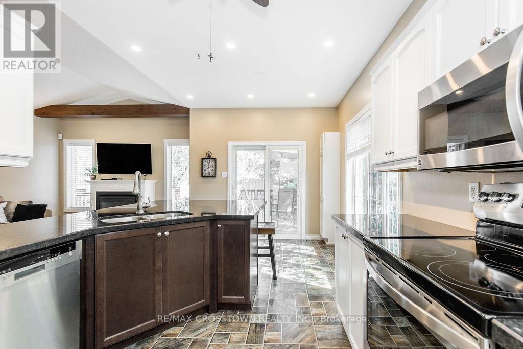 1 Bloxham Place, Barrie (Innis-Shore), Ontario  L4N 9K3 - Photo 17 - S12862596