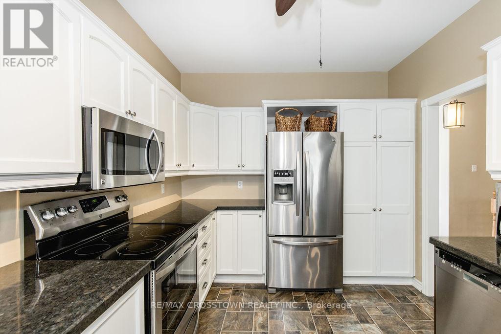 1 Bloxham Place, Barrie (Innis-Shore), Ontario  L4N 9K3 - Photo 18 - S12862596