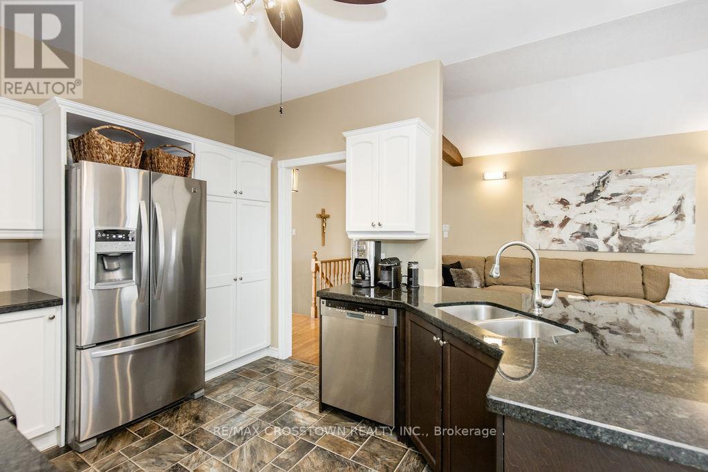 1 Bloxham Place, Barrie (Innis-Shore), Ontario  L4N 9K3 - Photo 19 - S12862596