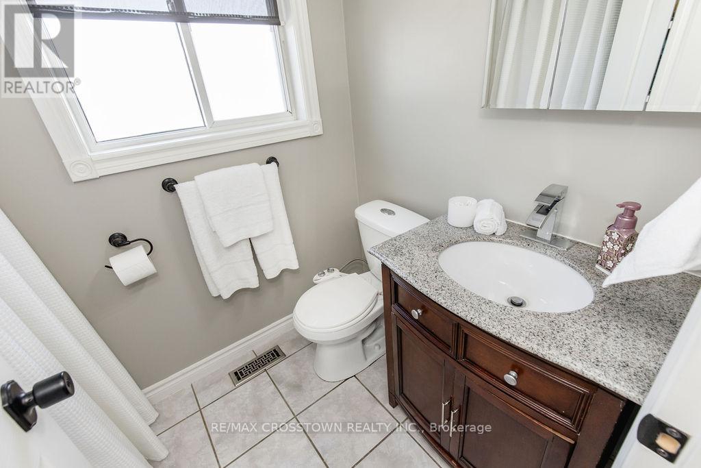 1 Bloxham Place, Barrie (Innis-Shore), Ontario  L4N 9K3 - Photo 23 - S12862596