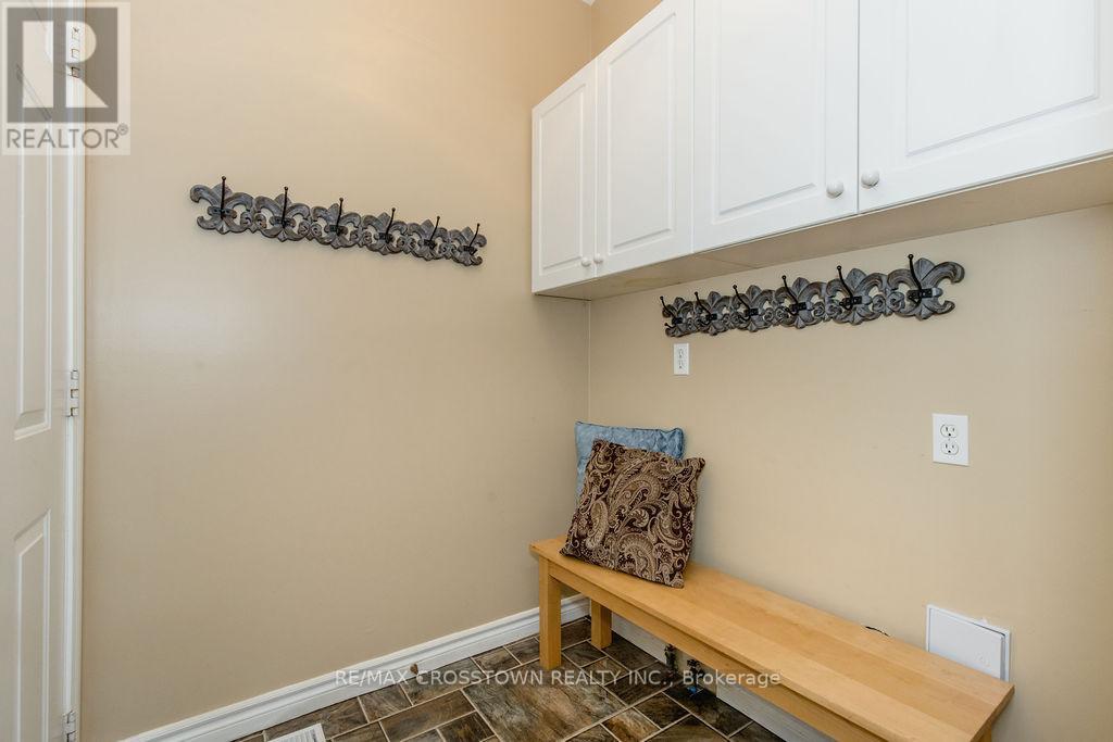 1 Bloxham Place, Barrie (Innis-Shore), Ontario  L4N 9K3 - Photo 29 - S12862596