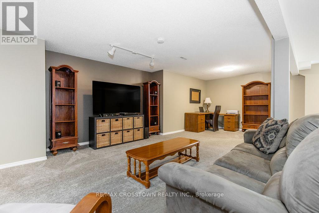 1 Bloxham Place, Barrie (Innis-Shore), Ontario  L4N 9K3 - Photo 31 - S12862596