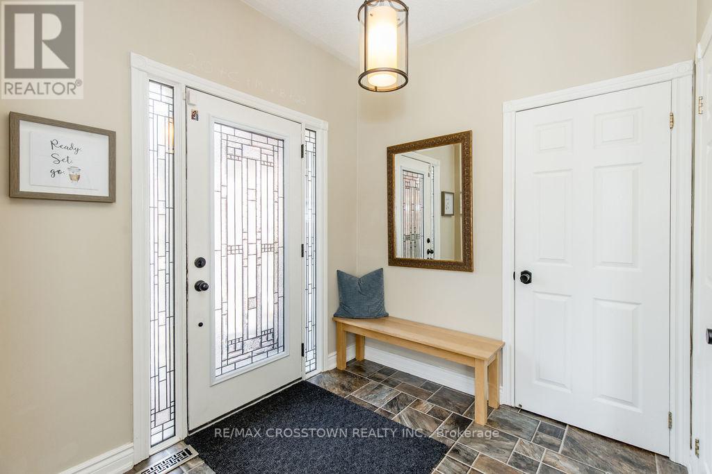 1 Bloxham Place, Barrie (Innis-Shore), Ontario  L4N 9K3 - Photo 5 - S12862596