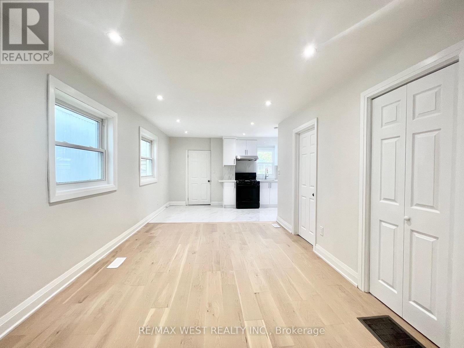 Main - 4 Sutherland Avenue, Toronto, Ontario  M4C 1R8 - Photo 2 - E12731108