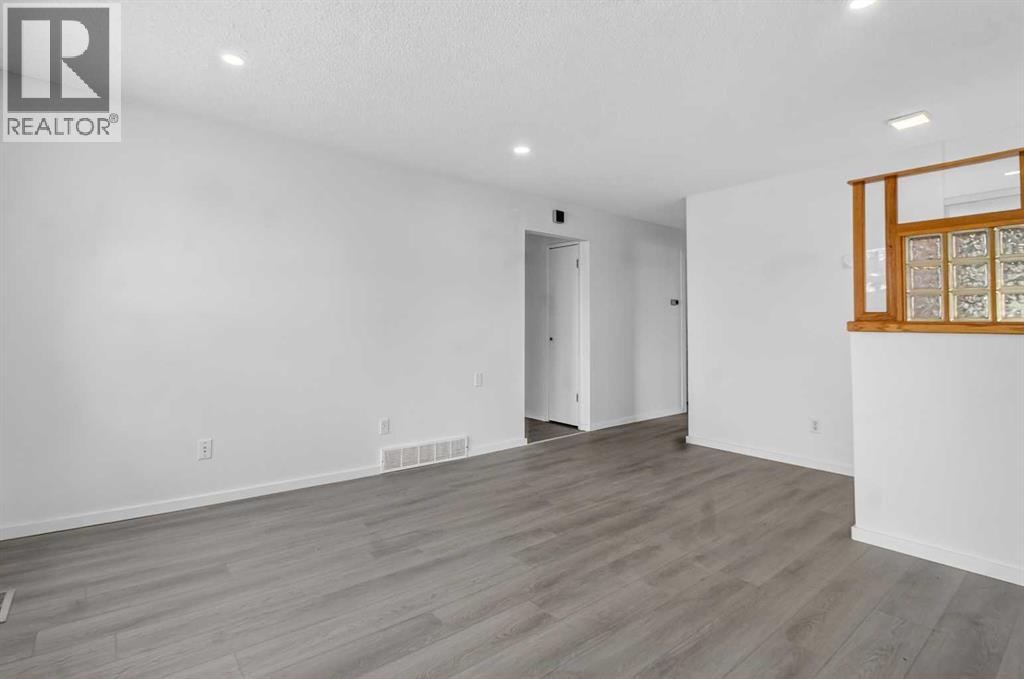 3283 Dover Ridge Drive Se, Calgary, Alberta  T2B 2A8 - Photo 5 - A2279722