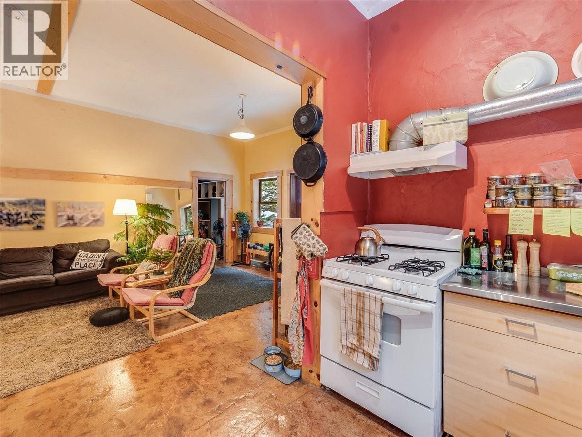 6610 6 Highway, Ymir, British Columbia  V0G 2K0 - Photo 16 - 10371621