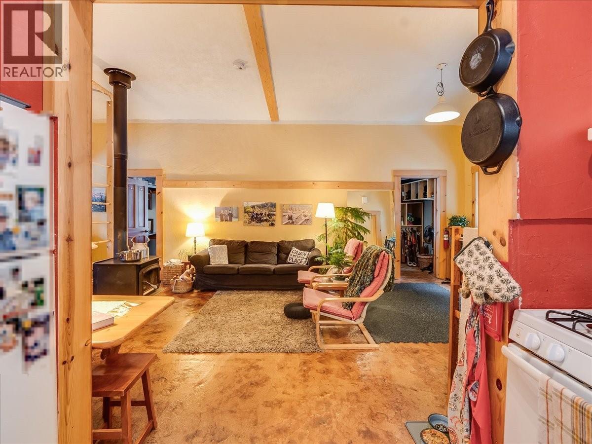 6610 6 Highway, Ymir, British Columbia  V0G 2K0 - Photo 14 - 10371621