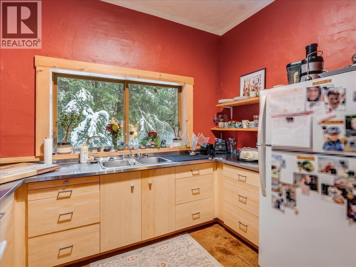 6610 6 Highway, Ymir, British Columbia  V0G 2K0 - Photo 15 - 10371621