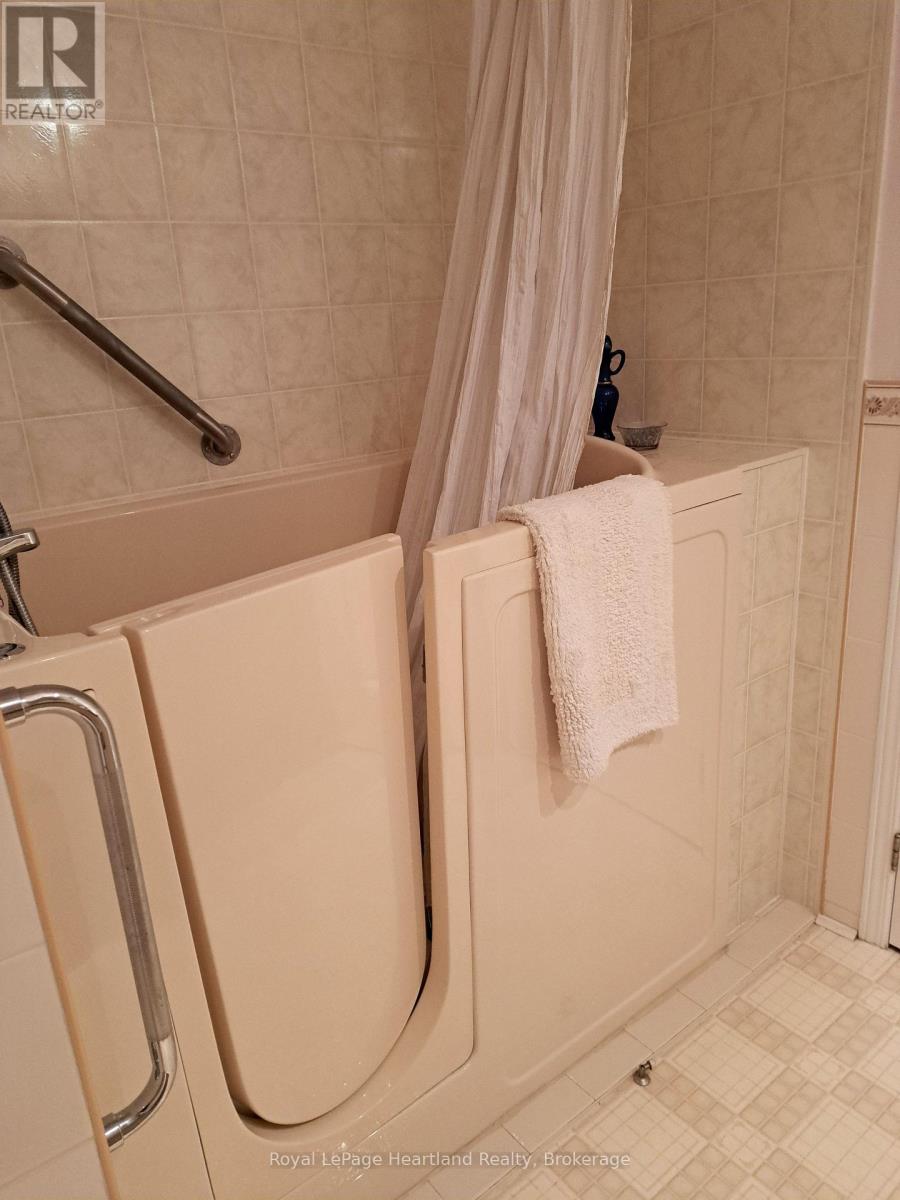 11-2 Stewart Street, Strathroy-Caradoc, Ontario  N7G 1A1 - Photo 10 - X12421755