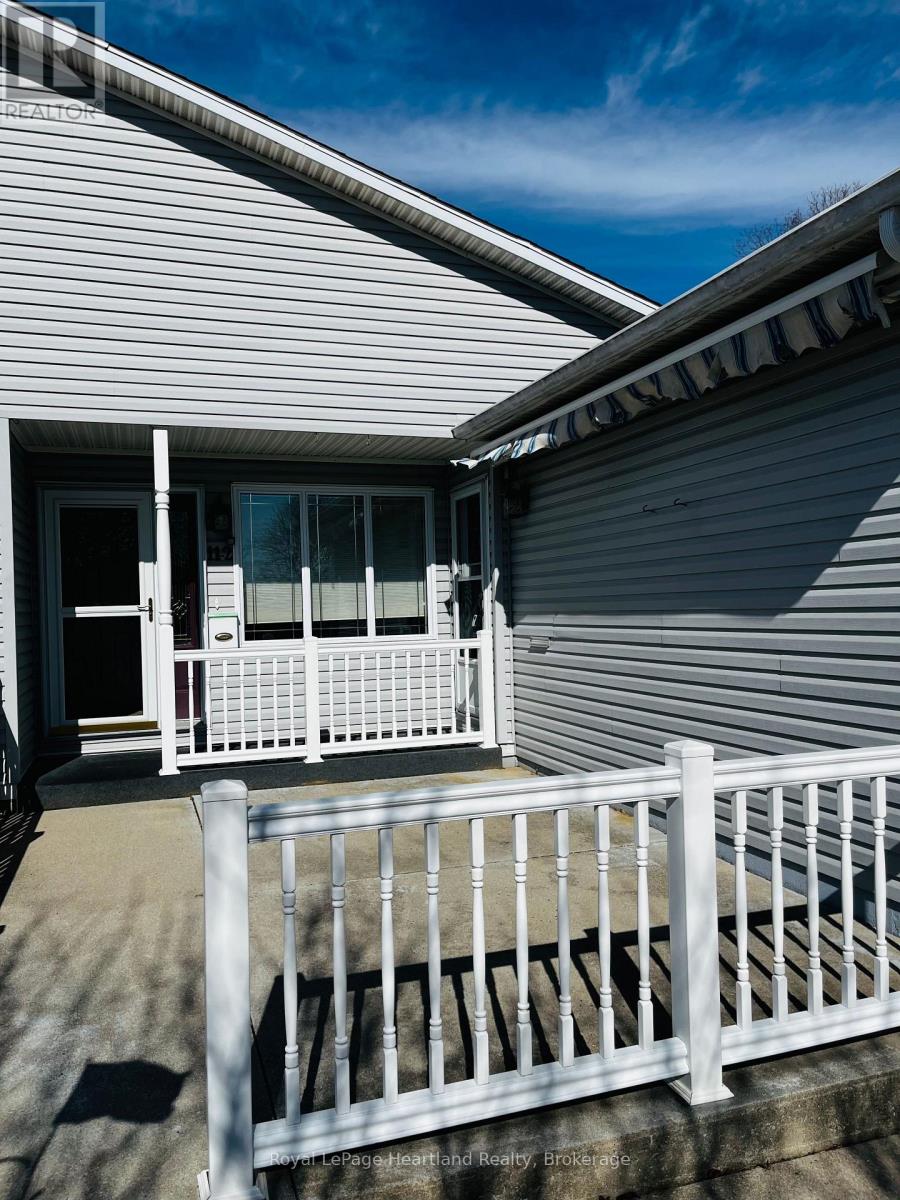 11-2 Stewart Street, Strathroy-Caradoc, Ontario  N7G 1A1 - Photo 2 - X12421755