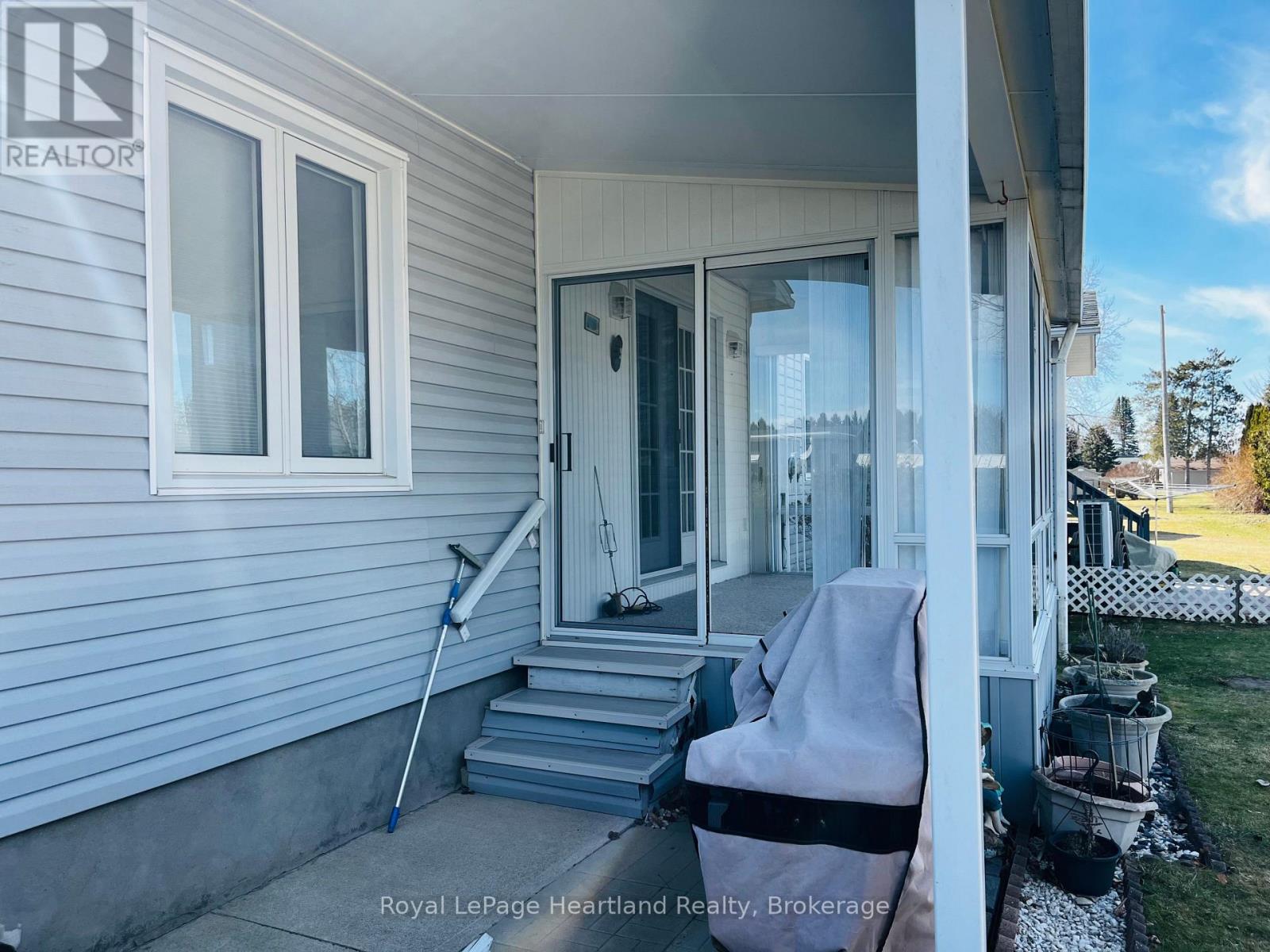 11-2 Stewart Street, Strathroy-Caradoc, Ontario  N7G 1A1 - Photo 16 - X12421755