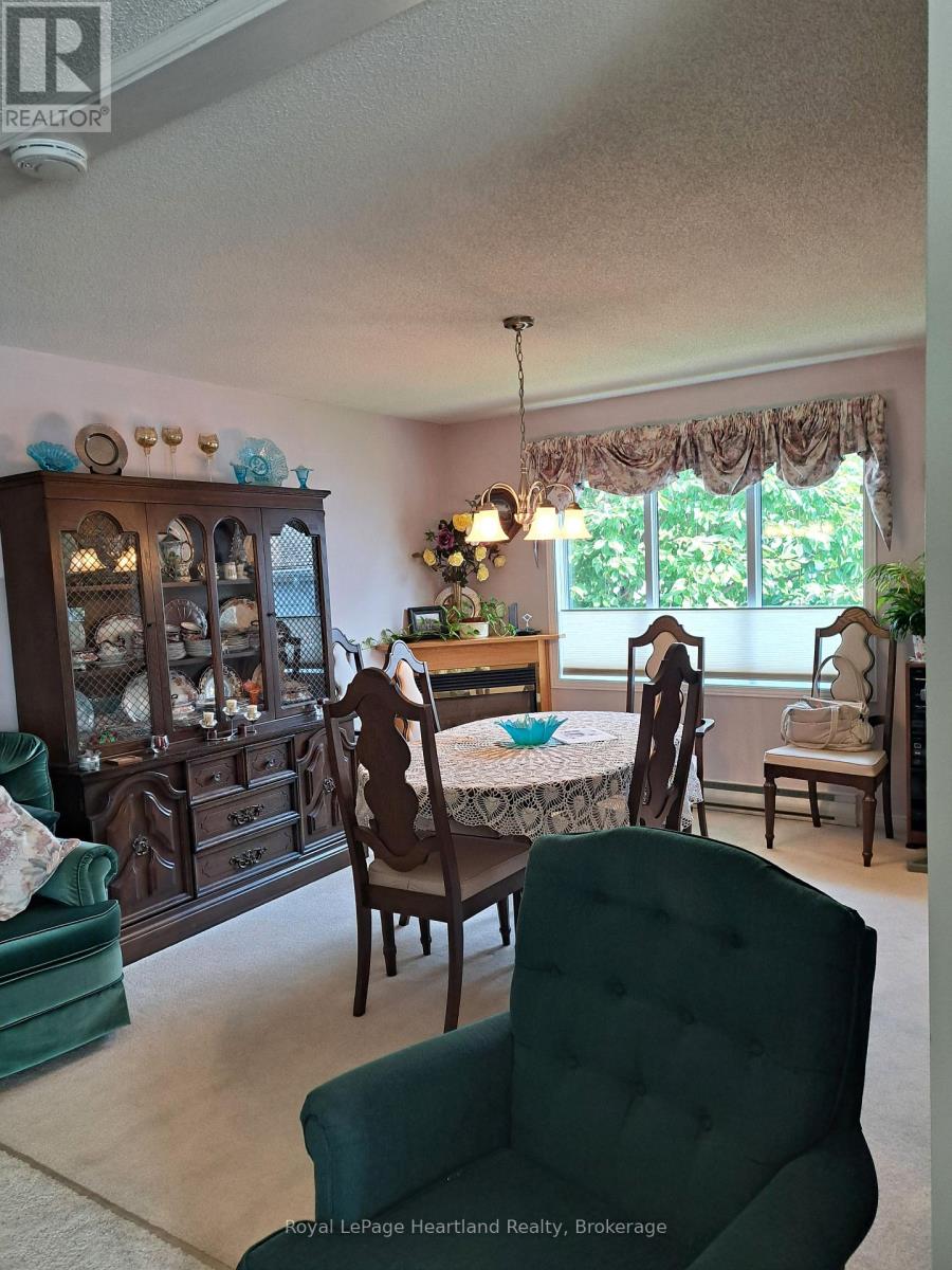 11-2 Stewart Street, Strathroy-Caradoc, Ontario  N7G 1A1 - Photo 5 - X12421755