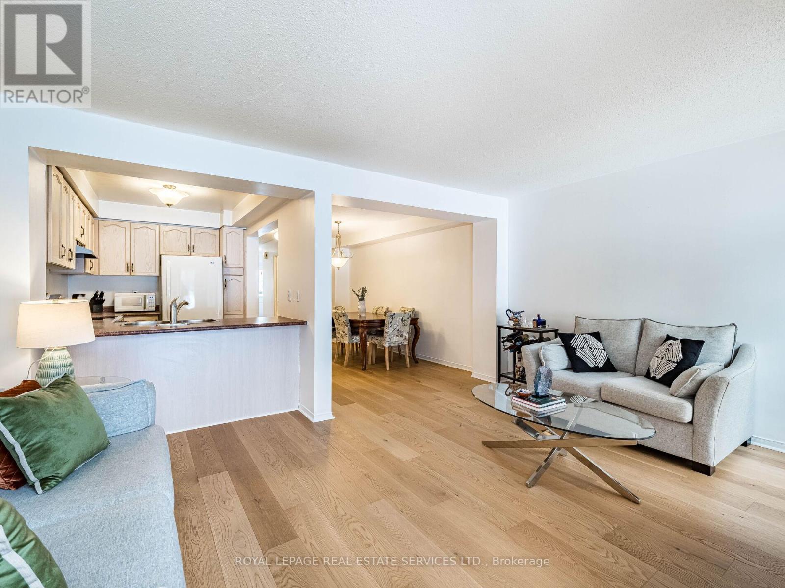 31 Berkindale Court, Brampton, Ontario  L6Y 5G1 - Photo 8 - W12752790