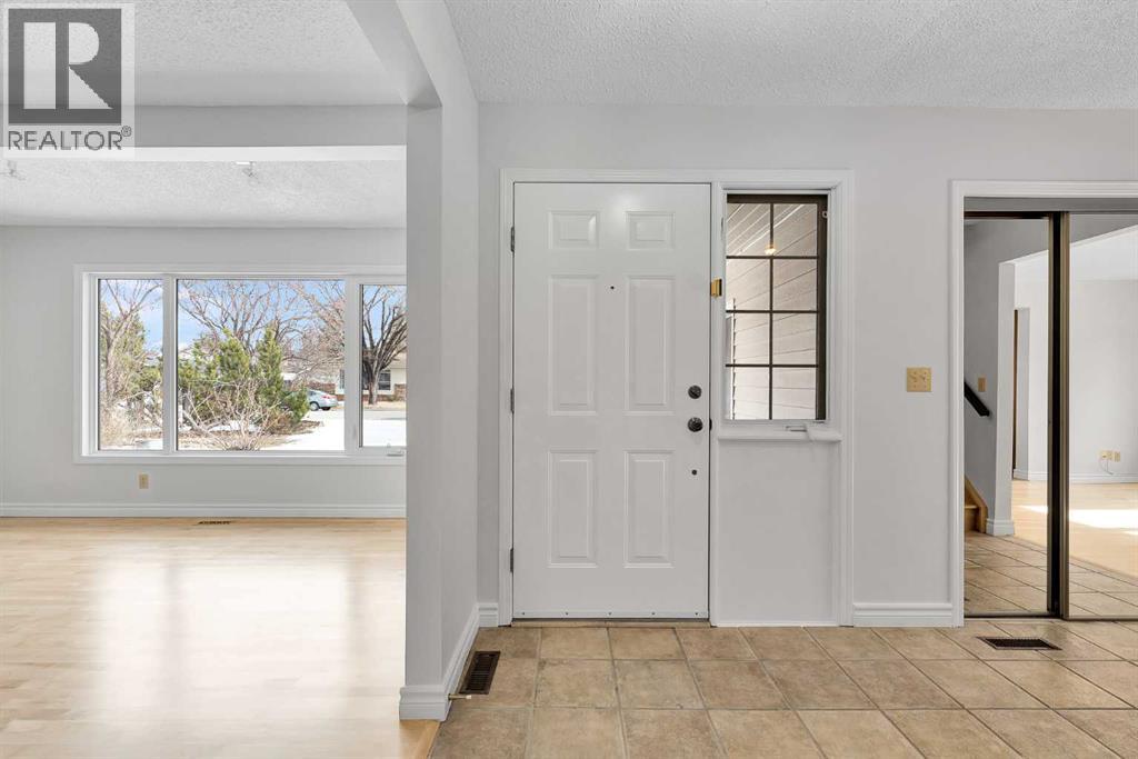 815 Woodpark Way Sw, Calgary, Alberta  T2W 2T9 - Photo 4 - A2288229