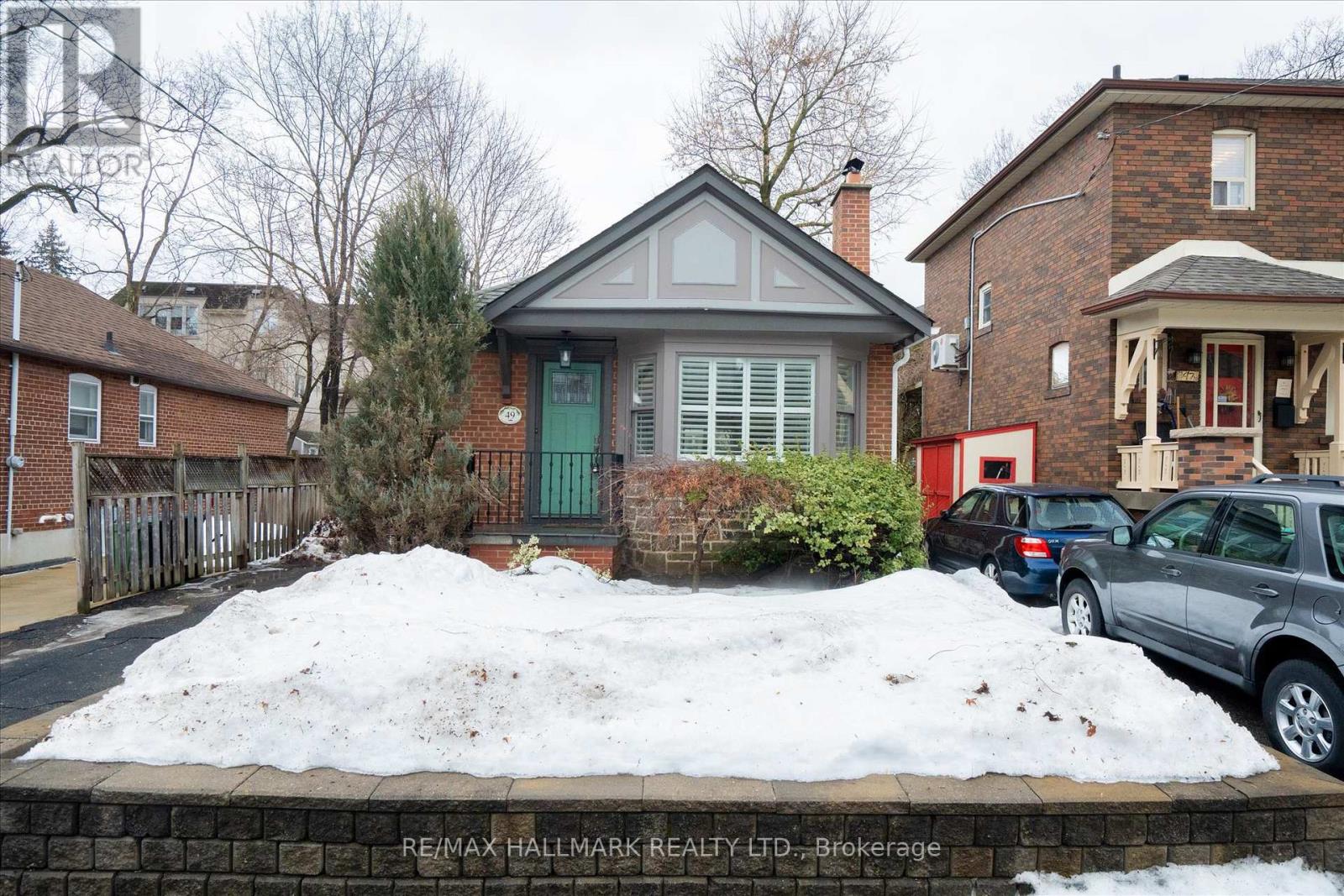 <div class="slider-price">$1,299,900</div><p>49 Elvina Gardens, Toronto, Ontario</p>