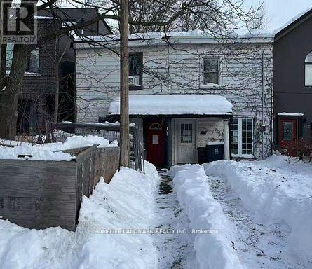 <div class="slider-price">$799,000</div><p>167 Booth Avenue, Toronto, Ontario</p>