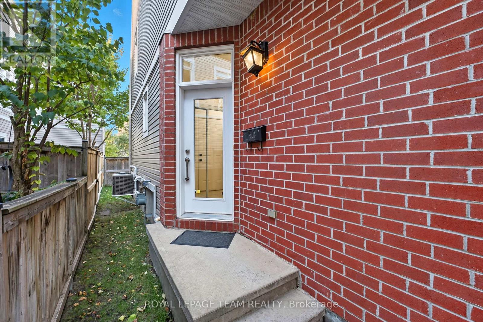 1512 Clementine Boulevard, Ottawa, Ontario  K1H 8E9 - Photo 4 - X12703476