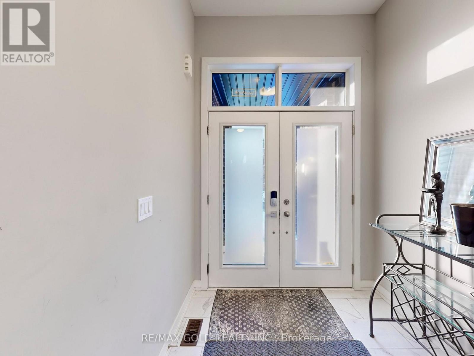 3 Glenngarry Crescent, Vaughan, Ontario  L6A 4Z4 - Photo 4 - N12862708