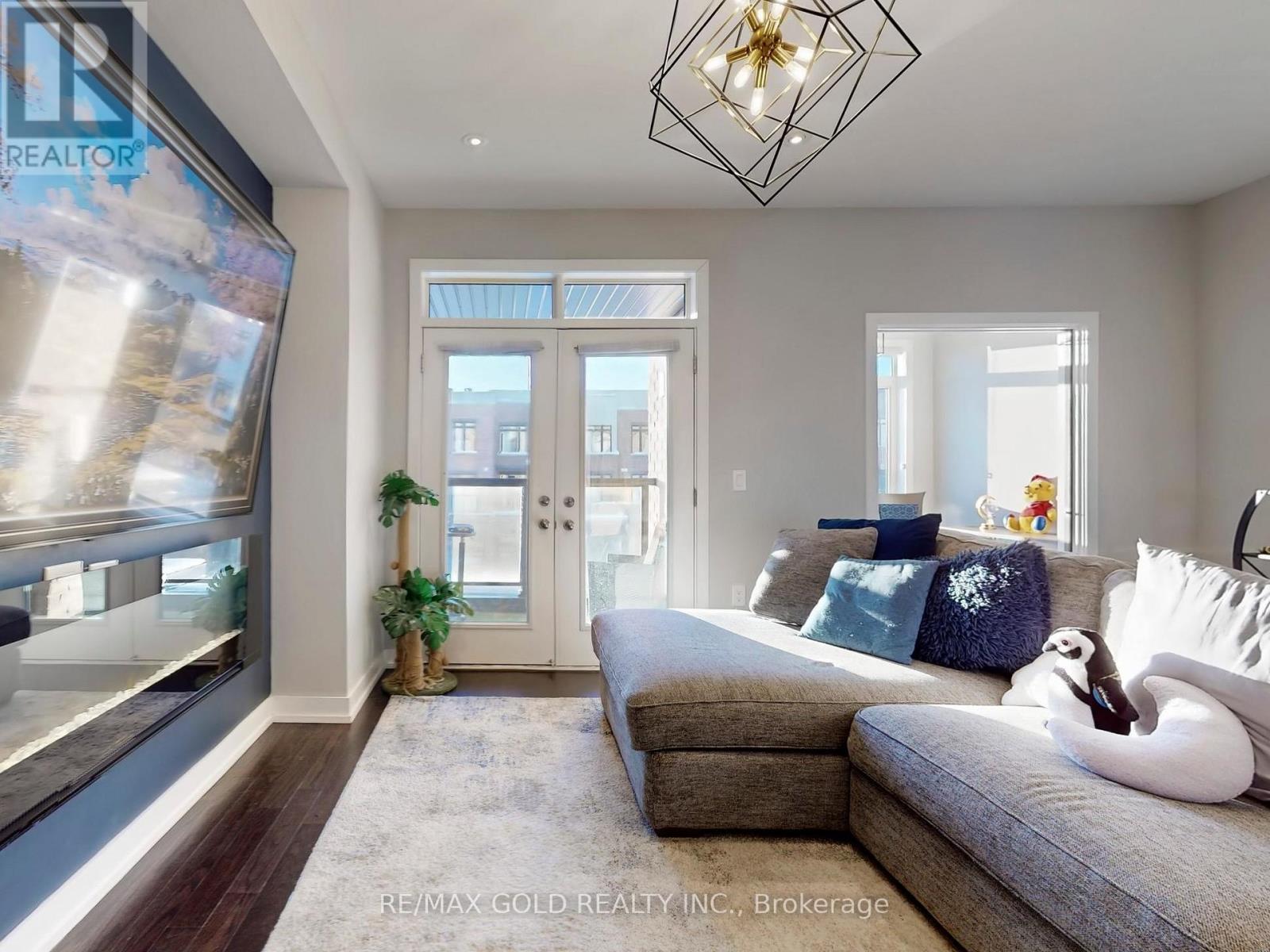 3 Glenngarry Crescent, Vaughan, Ontario  L6A 4Z4 - Photo 5 - N12862708