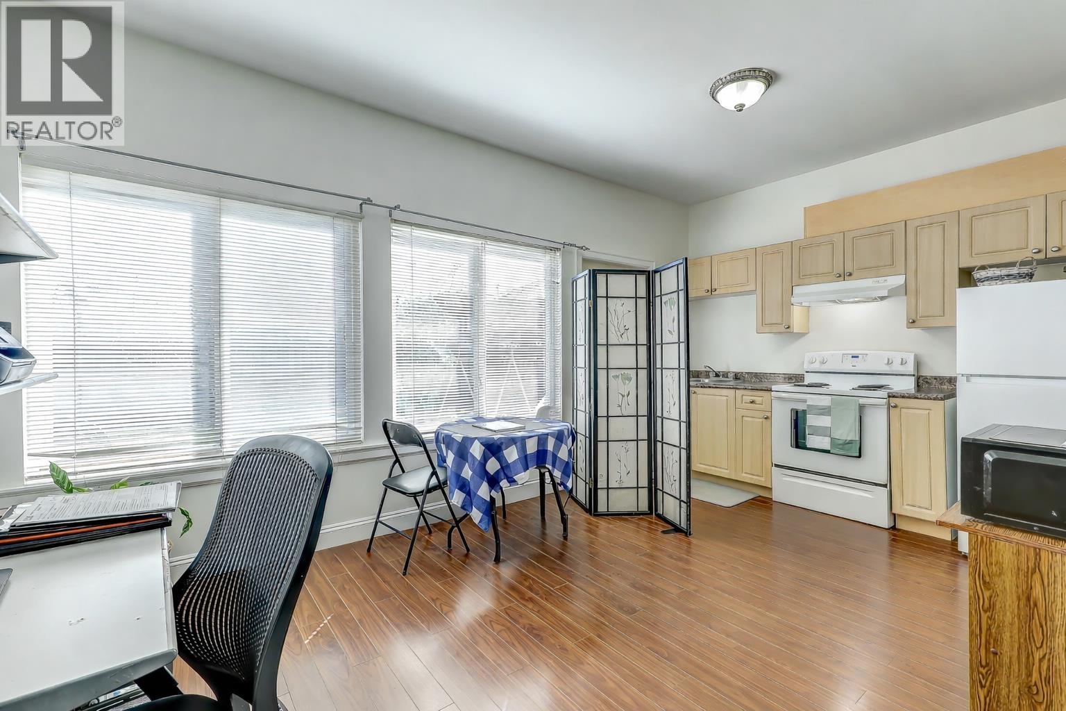 7448 17th Ave Avenue, Burnaby, British Columbia  V3N 1L4 - Photo 3 - R3097215