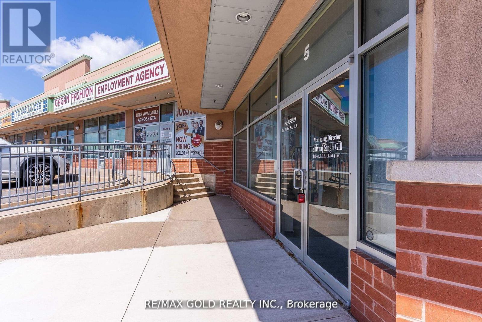 5 - 351 Parkhurst Square, Brampton, Ontario  L6T 0C2 - Photo 2 - W12862700