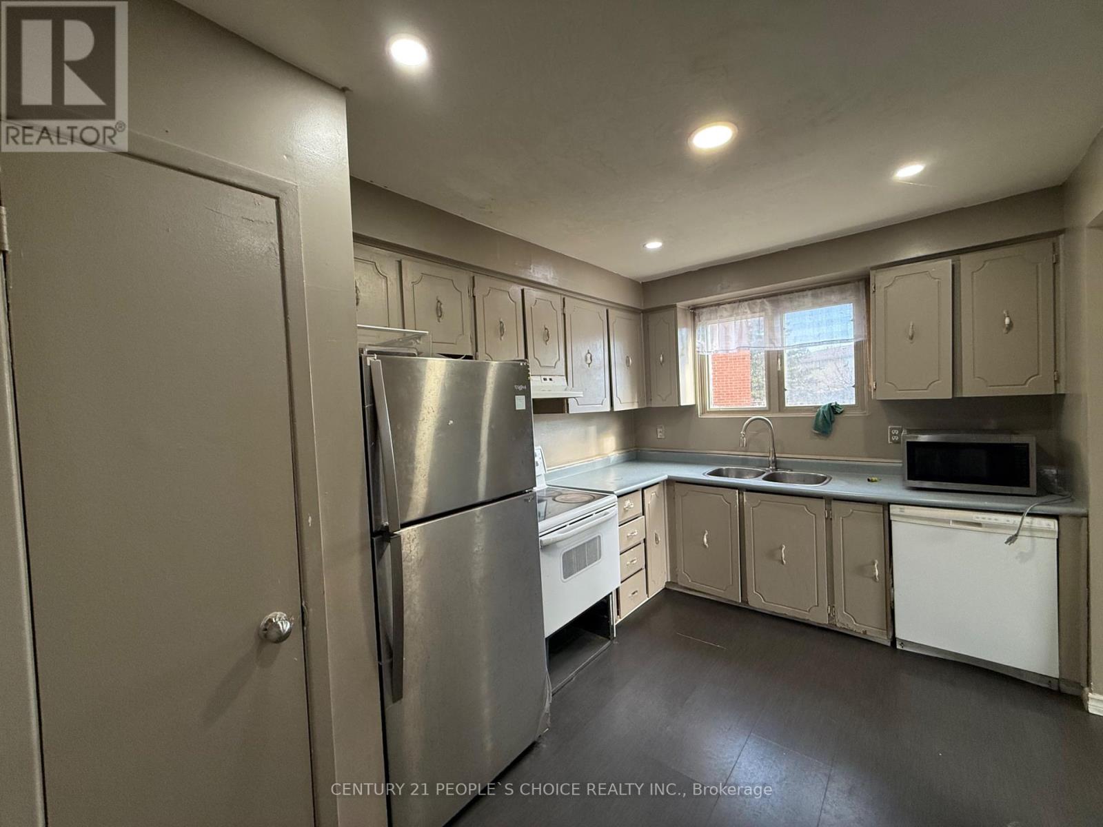 32 Horne Drive, Brampton, Ontario  L6V 2V3 - Photo 4 - W12862182