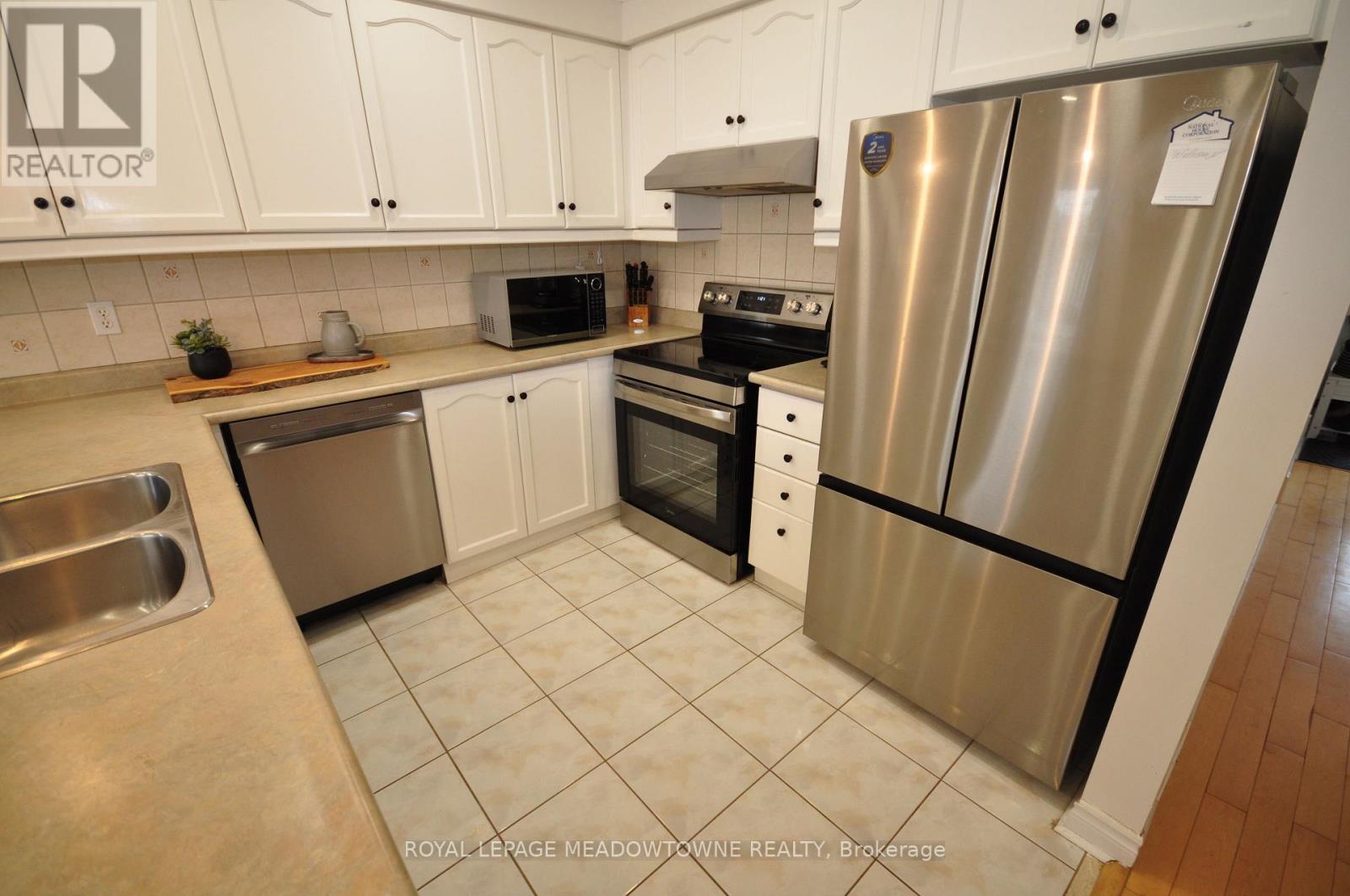 11 Bradley Drive, Halton Hills, Ontario  L7G 6B5 - Photo 11 - W12861794