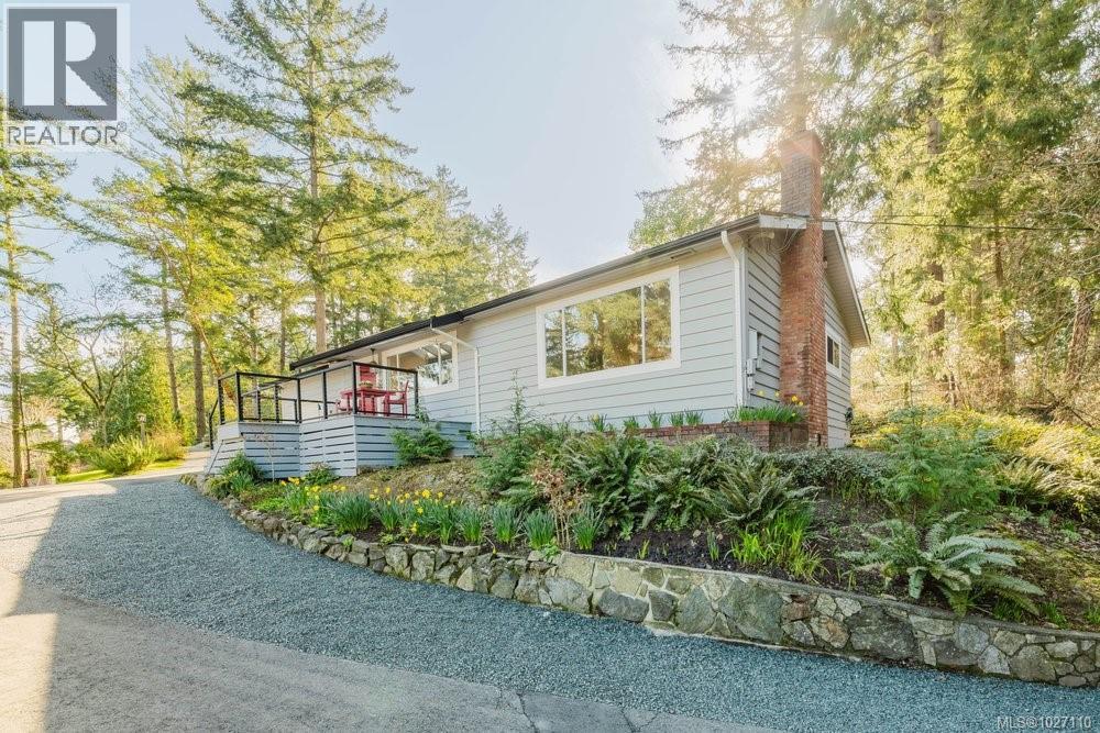 10851 Deep Cove Rd, North Saanich, British Columbia  V8L 5M5 - Photo 2 - 1027110