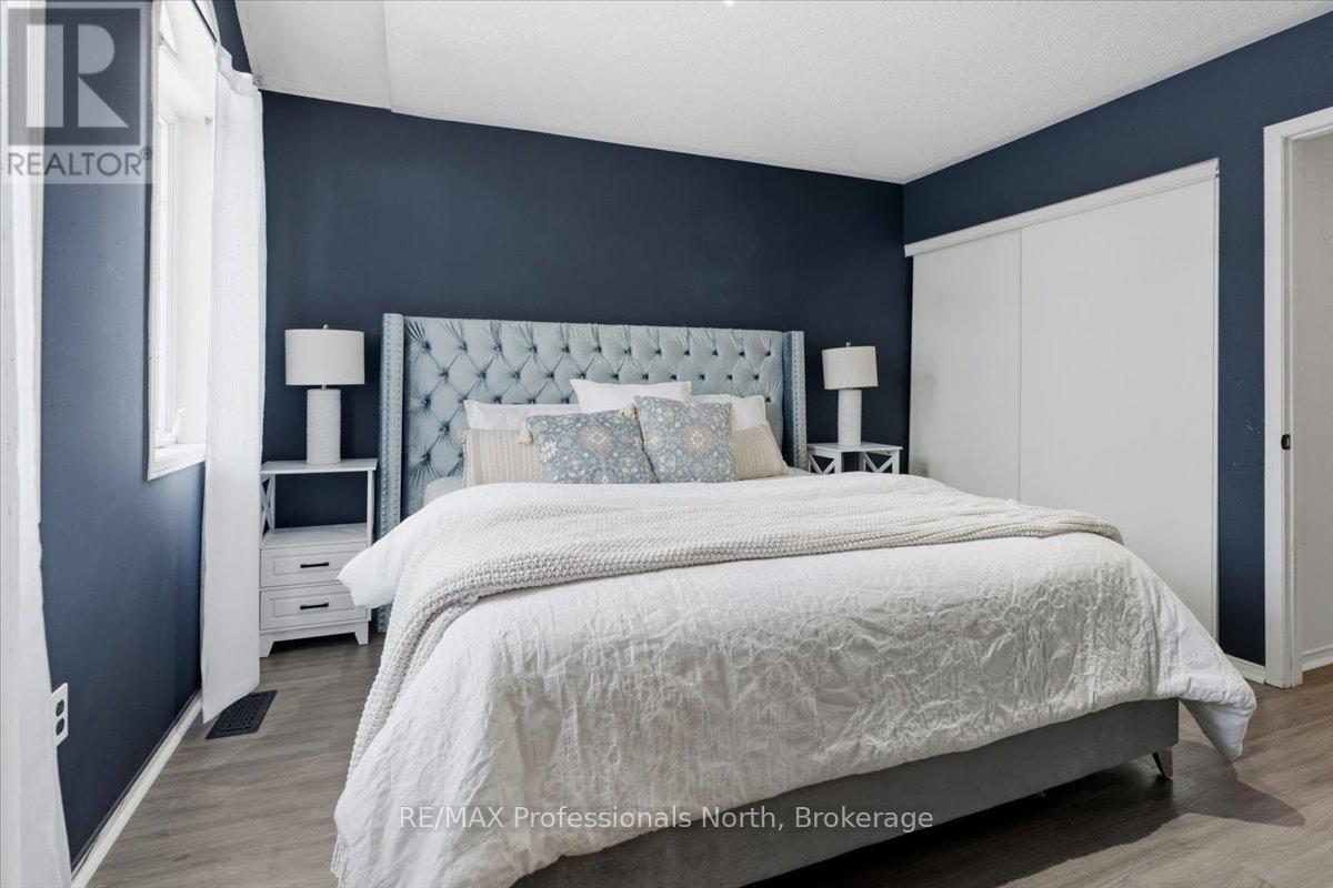 98 Roxton Road, Oakville (Ro River Oaks), Ontario  L6H 6V4 - Photo 4 - W12863092