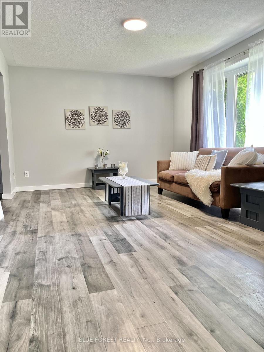 35 Rollscourt Gardens, London North, Ontario  N6G 1L9 - Photo 5 - X12863074