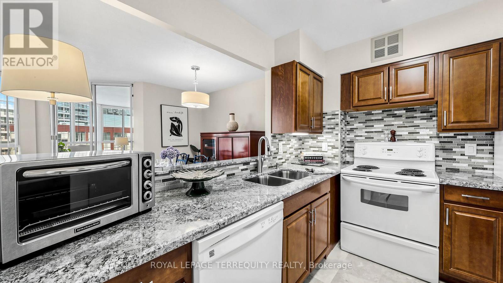 833 - 22 Southport Street, Toronto, Ontario  M6S 4Y9 - Photo 12 - W12862636
