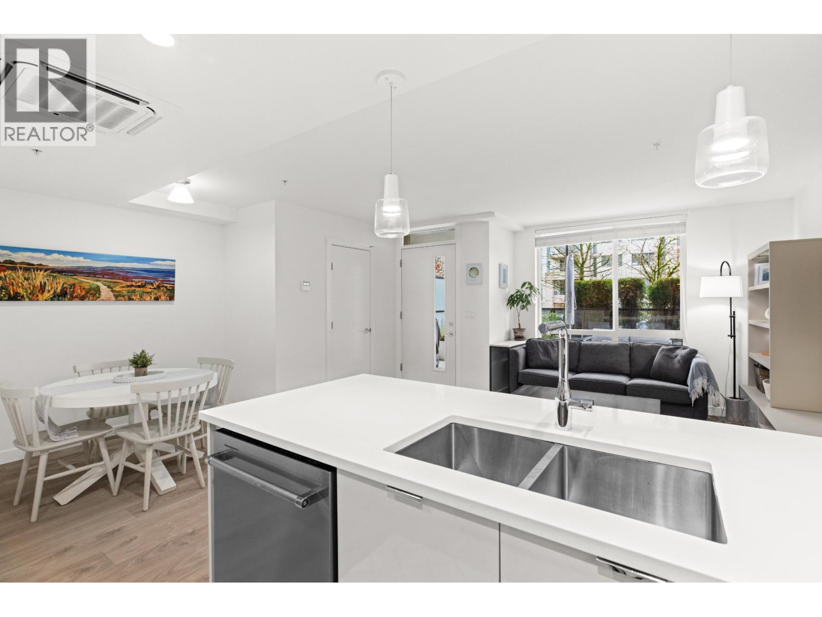 Th5 128 E 8th Street, North Vancouver, British Columbia  V7L 1Y7 - Photo 2 - R3097500