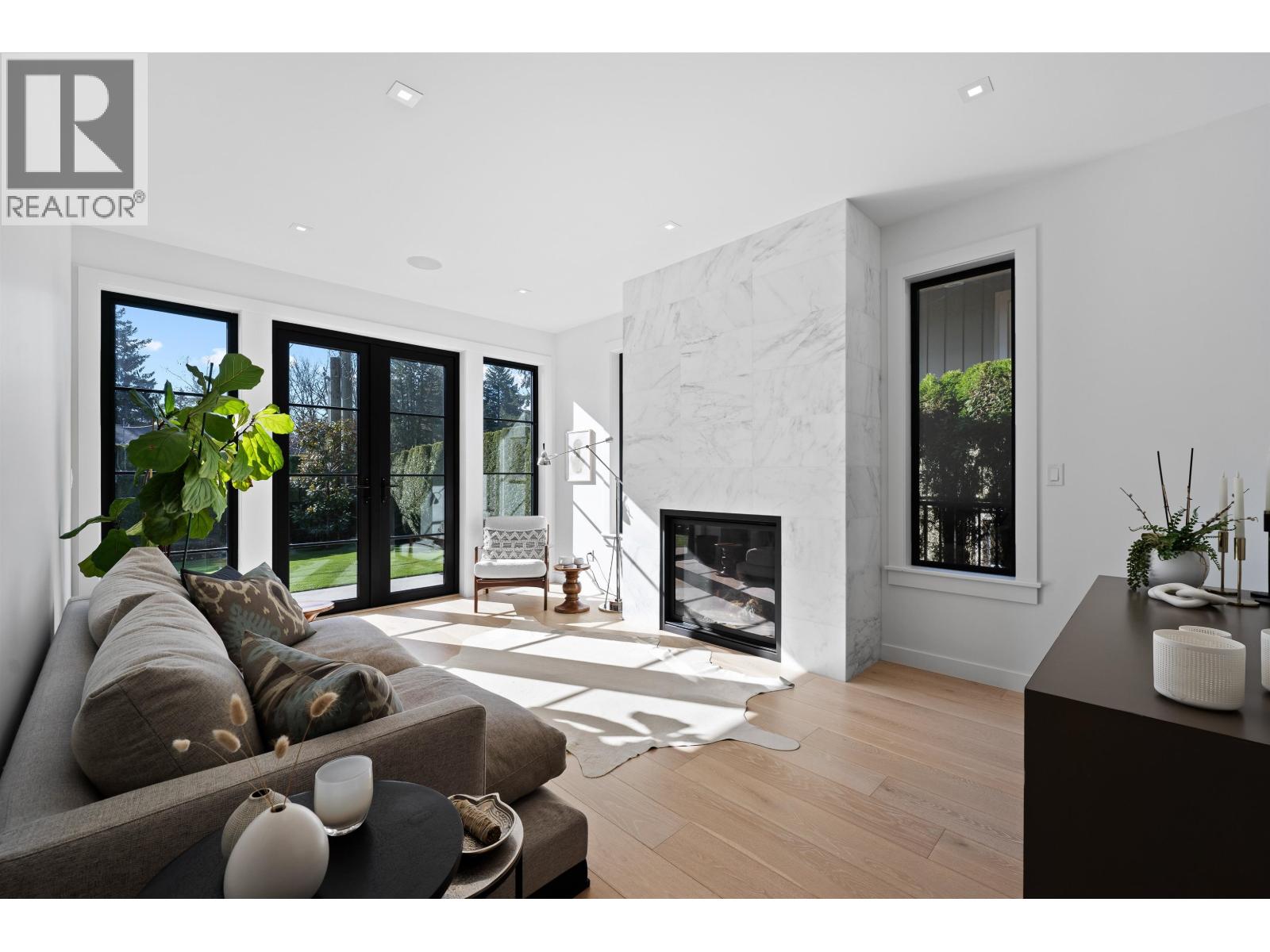 968 Belvista Crescent, North Vancouver, British Columbia  V7R 2B4 - Photo 2 - R3097580