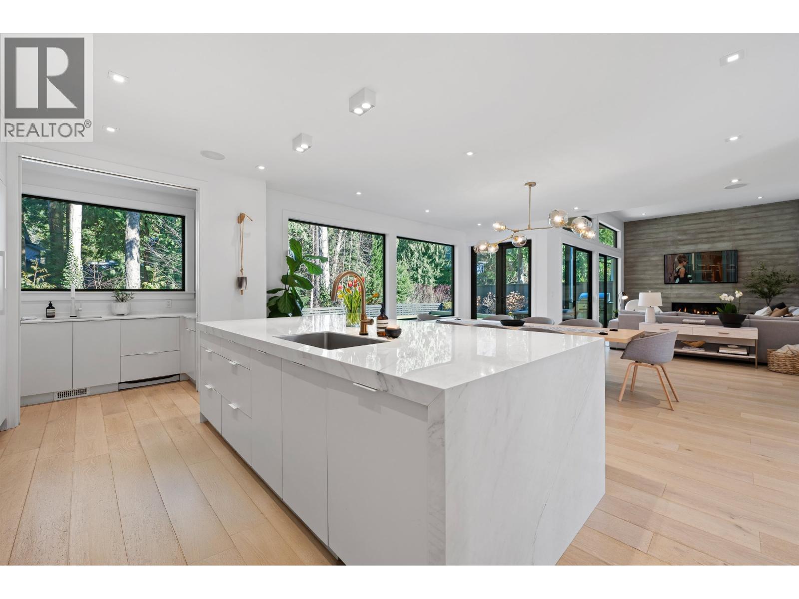 968 Belvista Crescent, North Vancouver, British Columbia  V7R 2B4 - Photo 6 - R3097580