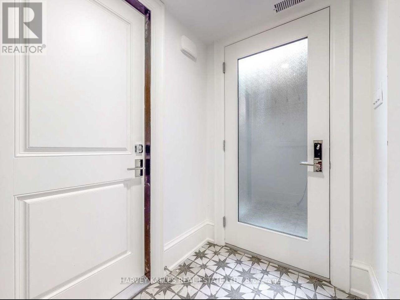 Lower - 10 Duggan Avenue, Toronto, Ontario  M4V 1Y2 - Photo 3 - C12863142