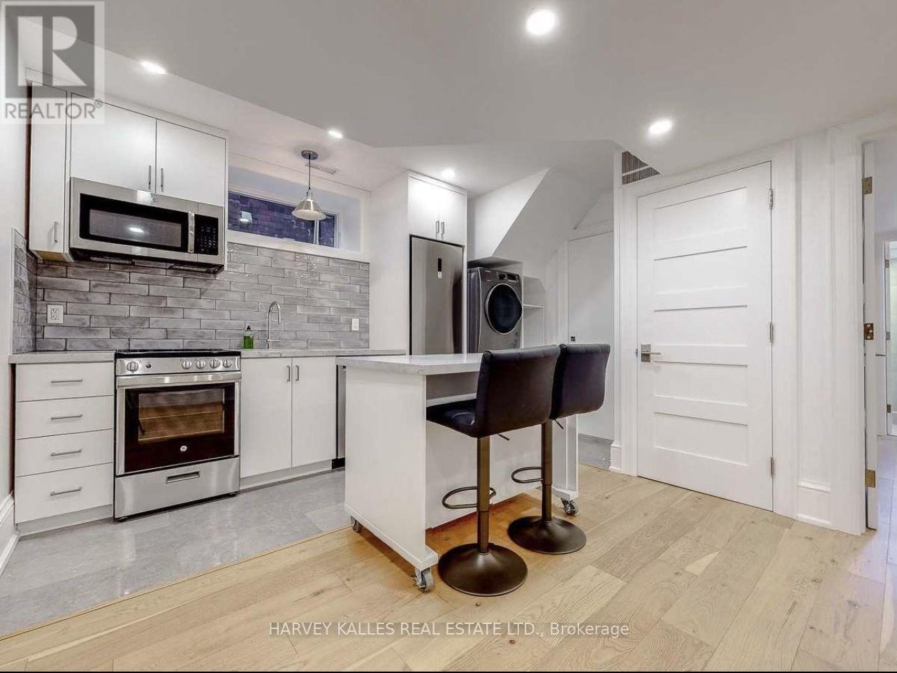 Lower - 10 Duggan Avenue, Toronto, Ontario  M4V 1Y2 - Photo 4 - C12863142