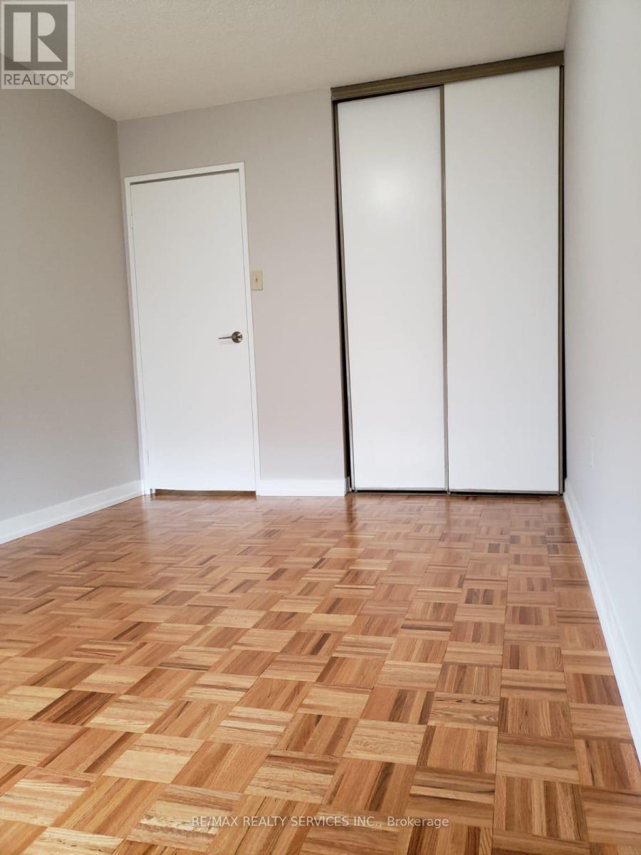 1806 - 4 Kings Cross Road, Brampton (Queen Street Corridor), Ontario  L6T 3X8 - Photo 6 - W12835626