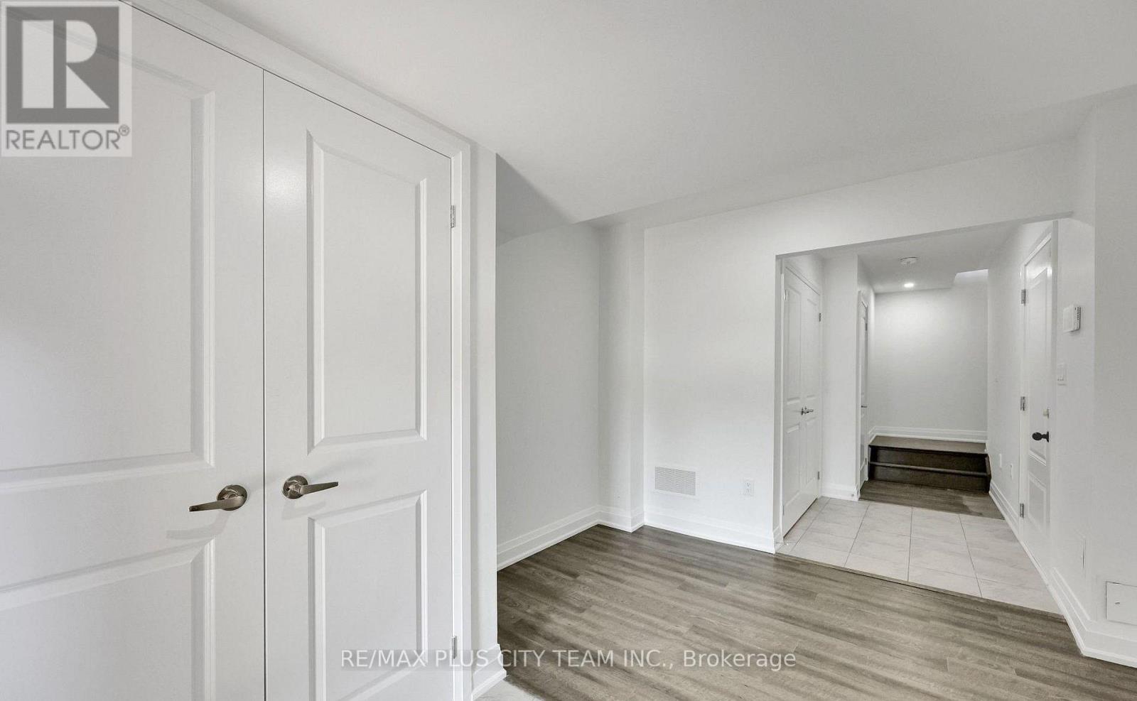 2536 Littlefield Crescent, Oakville, Ontario  L6M 5L9 - Photo 7 - W12720984