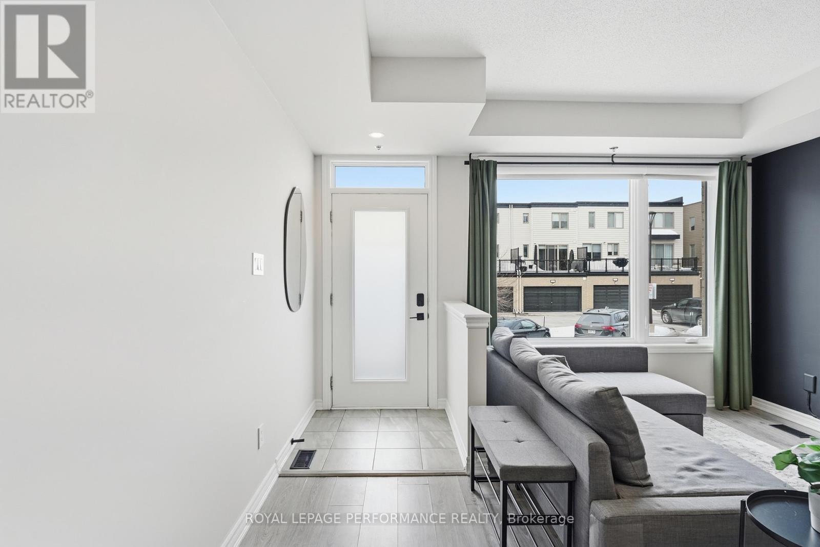 583 Ozawa Private, Ottawa, Ontario  K1K 4Z9 - Photo 3 - X12863320