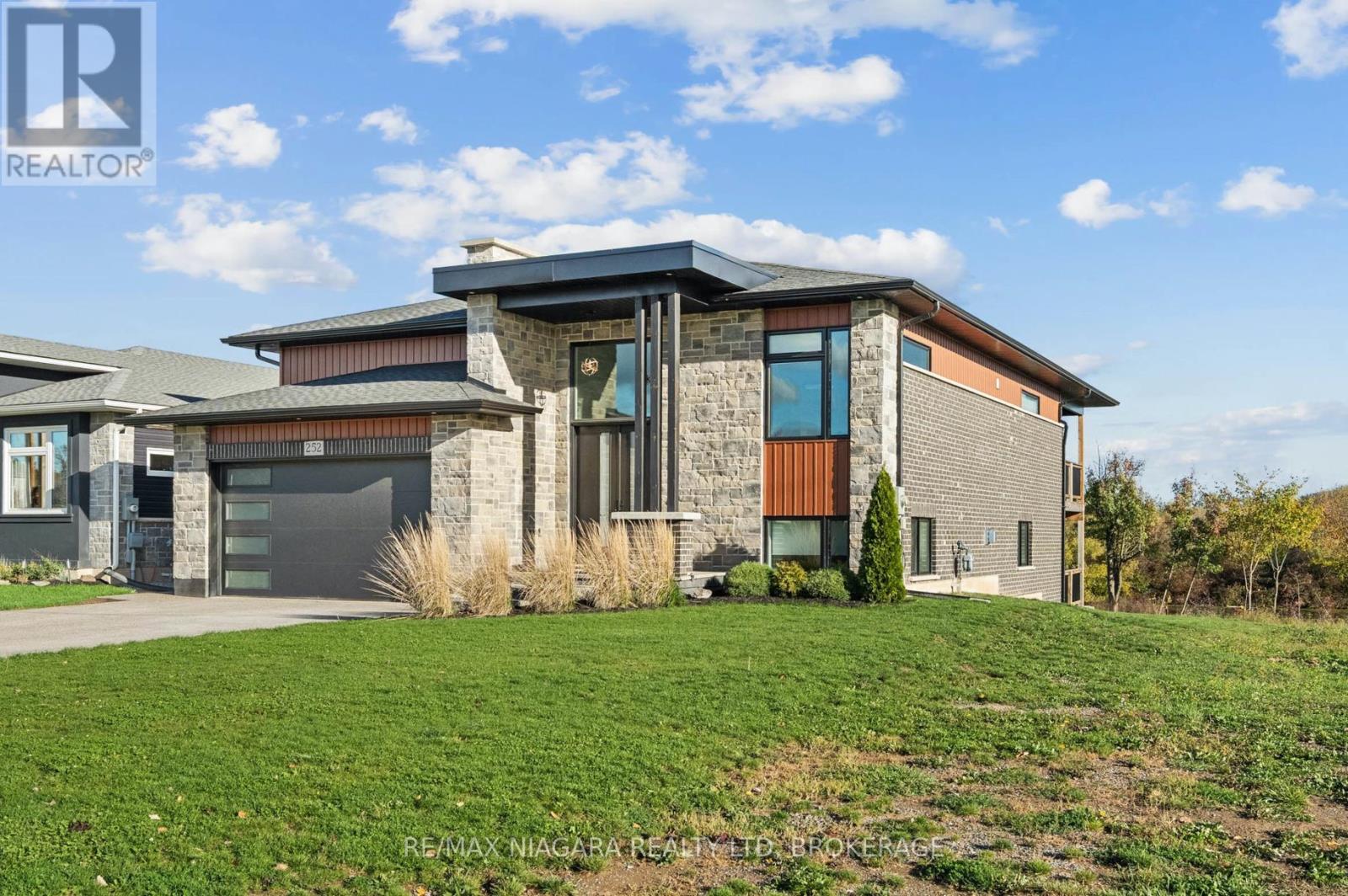 252 Colbeck Drive, Welland, Ontario  L3C 0B4 - Photo 2 - X12863222