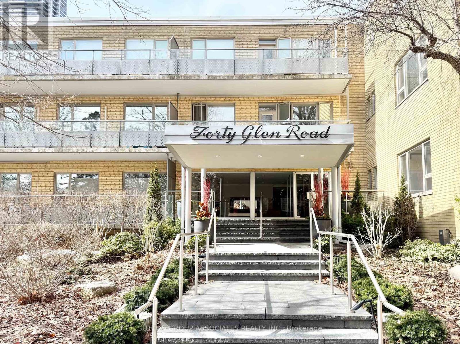 <div class="slider-price">$779,000</div><p>204 - 40 Glen Road, Toronto, Ontario</p>